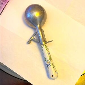 Vintage Floral Handle Ice Cream Scoop. Trigger release scoop